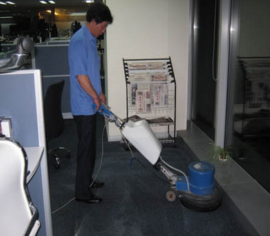 上海保洁人员认真工作的场景
