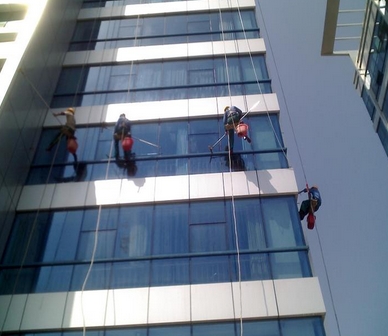 现在的很多大厦都是挑高层建筑需要上海外墙清洗团队